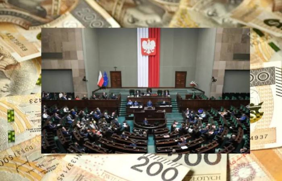 Pensje posłów i rządu zabezpieczone w Polskim Ładzie, a kolejne grupy zawodowe pokazują zaniżone płace