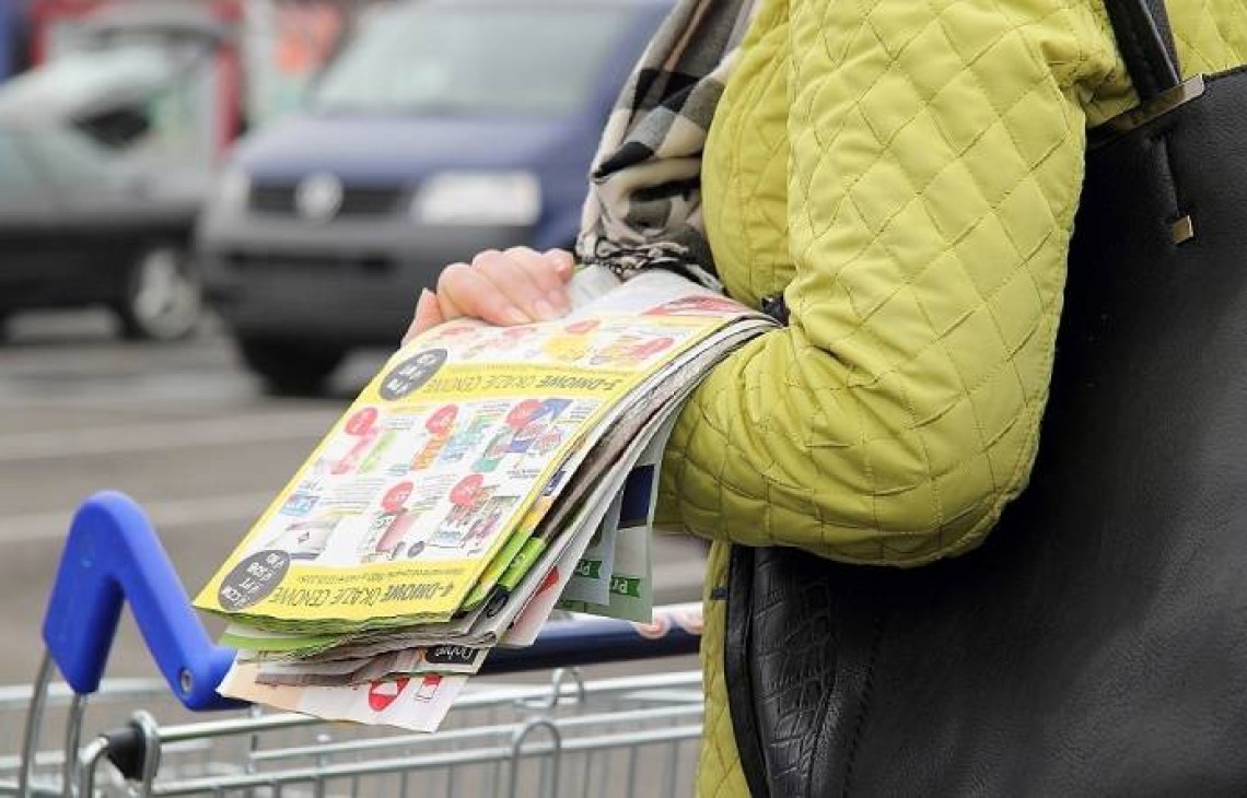 Ponad 90 proc. konsumentów sprawdza gazetki z promocjami. Na promocje najczęściej polują najlepiej zarabiający