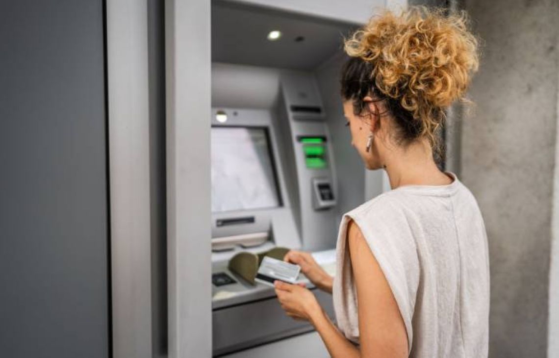 Bankomaty znikają, a pozostałe z limitem wypłat
