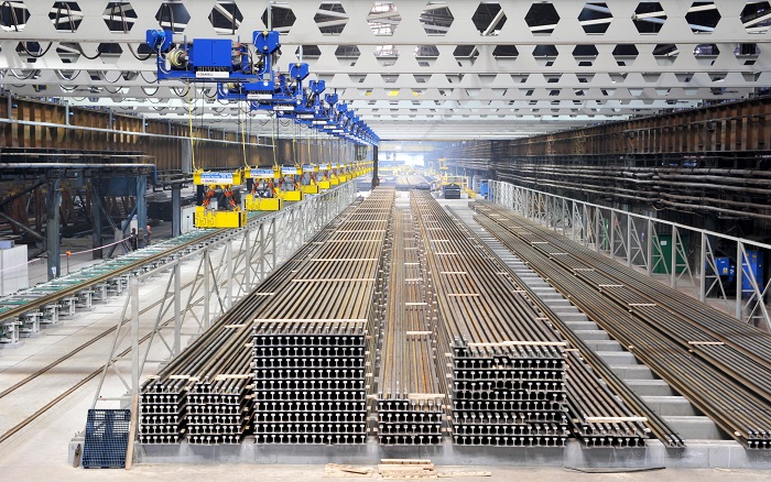 Wyprodukowane w ArcelorMittal Poland długie szyny gotowe do dostarczenia do odbiorców